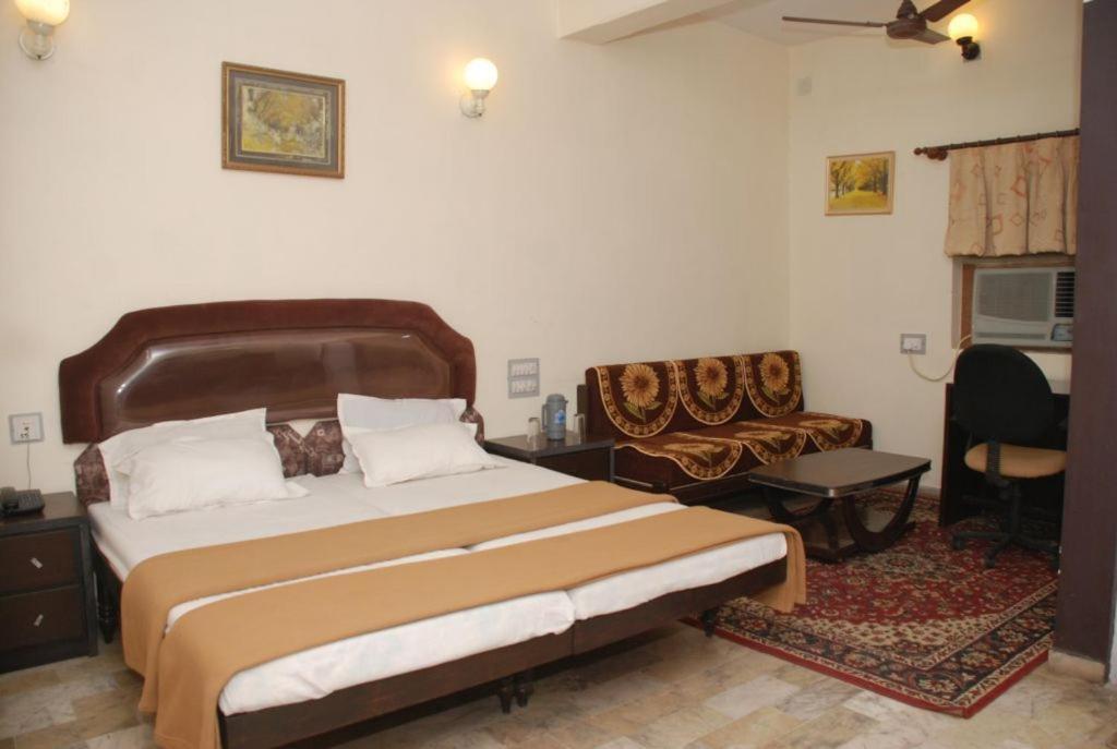 Royal Hotell Ahmedabad Exteriör bild